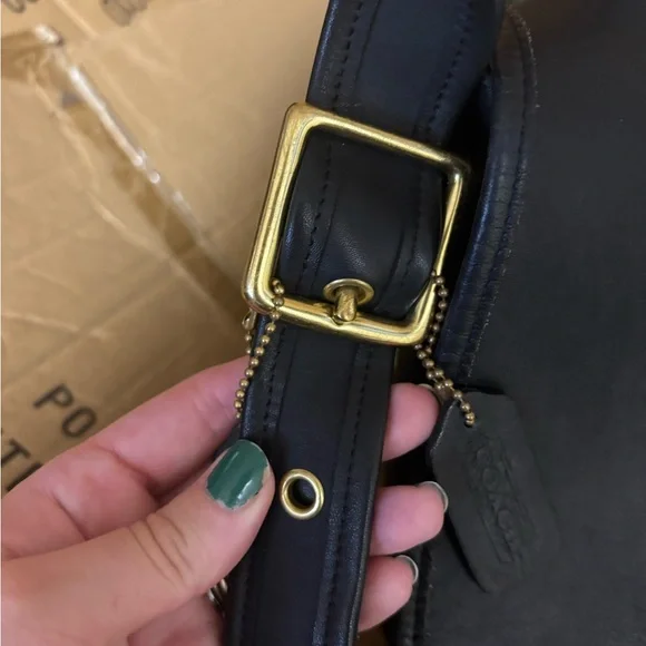 Coach stewardess Black Leather Shoulder Bag with Gold Accents - Picture 3 of 15